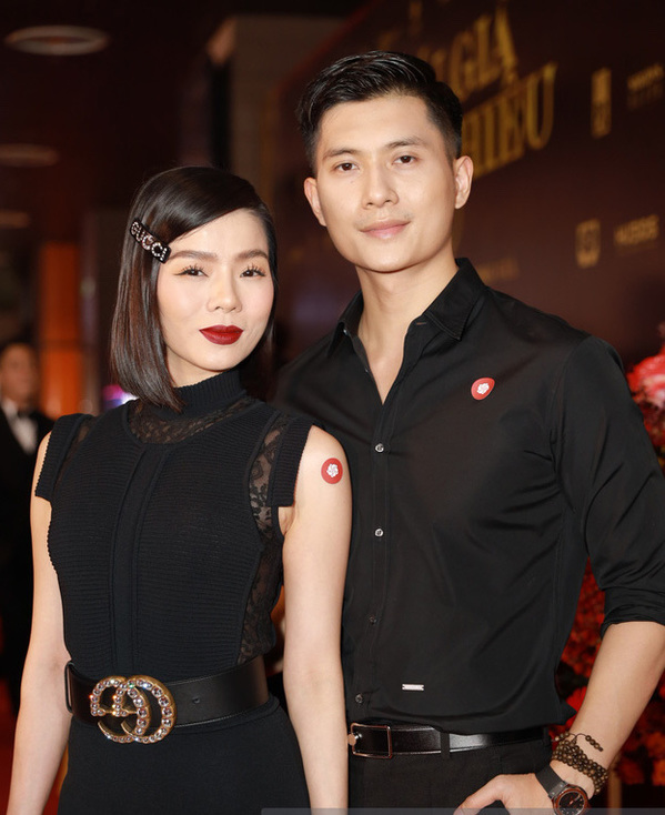 Gu thời trang đồ đôi ăn ý của Lệ Quyên và tình trẻ Lâm Bảo Châu - VietNamNet
