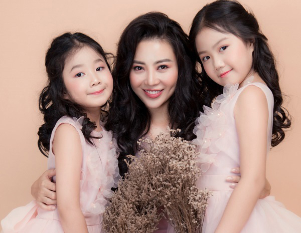  
Thanh Hương luôn biết cách cư xử và giữ hạnh phúc gia đình ấm êm cho dù sự nghiệp diễn viên có vướng phải những lùm xùm nào. (Ảnh: FBNV)