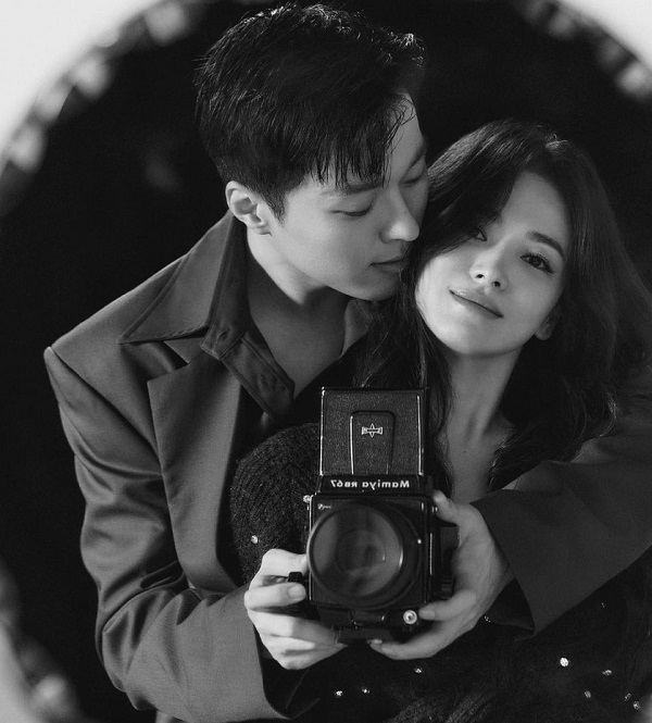  
Song Hye Kyo xóa bỏ khoảng cách nam nữ lẫn tuổi tác trong loạt ảnh cực tình với Jang Ki Yong. (Ảnh: Instagram Song Hye Kyo)