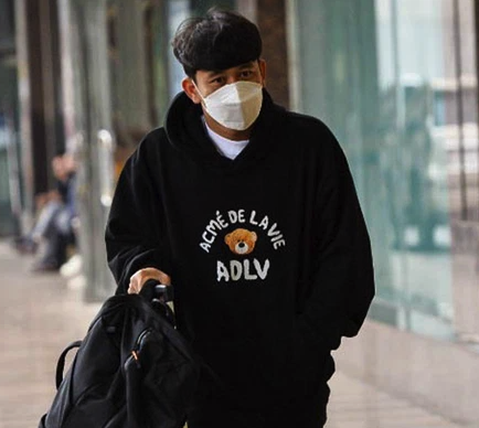  
Minh Vương mặc áo hoodie dài tay bên ngoài, kết hợp cùng quần ngố, vừa đi vừa co ro vì lạnh. (Ảnh chụp màn hình: On Sports)  
