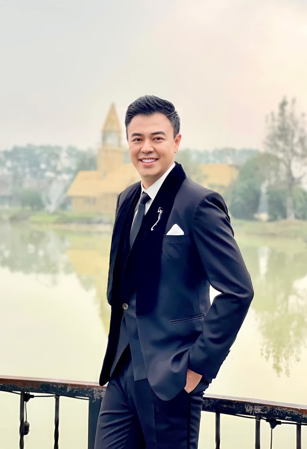 Sau khi diễn, anh phải hoàn toàn thoát vai để trở về với gia đình. (Ảnh: FB MC Tuấn Tú) - Tin sao Viet - Tin tuc sao Viet - Scandal sao Viet - Tin tuc cua Sao - Tin cua Sao