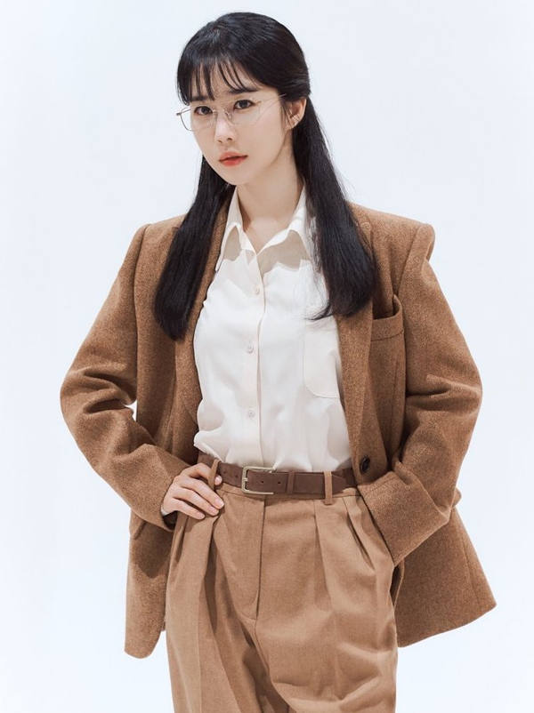  
Yoo In Na sở hữu cả vóc dáng hoàn hảo lẫn gương mặt sắc sảo mà thoạt trông khó có thể đoán cô đã 40 tuổi (Ảnh Naver)