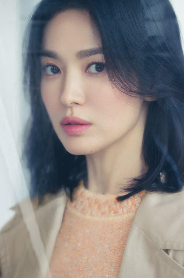 
Song Hye Kyo lấy lại phong độ sau khi ly hôn với sự thay đổi phong cách và nâng tầm nhan sắc lẫn khí chất hơn hẳn (Ảnh Naver)