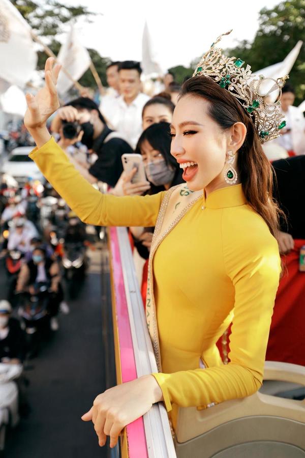 
 Thùy Tiên được đi diễu hành khắp các cung đường lớn của thành phố sau đăng quang Miss Grand International 2021. (Ảnh: FB Nguyễn Thúc Thùy Tiên)