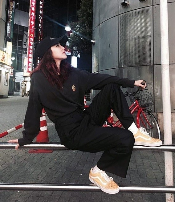  
Ngoài những mẫu giày hiếm, Dara còn chuộng các kiểu giày bình dân và tự mình thiết kế lại theo sở thích. (Ảnh: Instagram @daraxxi)