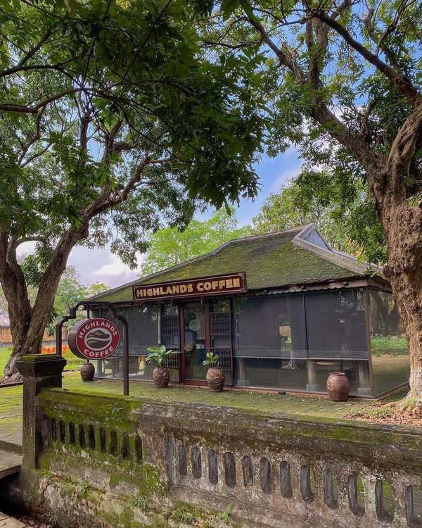  Chi nhánh Highlands Coffee này nằm giữa không gian mát mẻ...(Ảnh: Fas Đi Cà Phê)