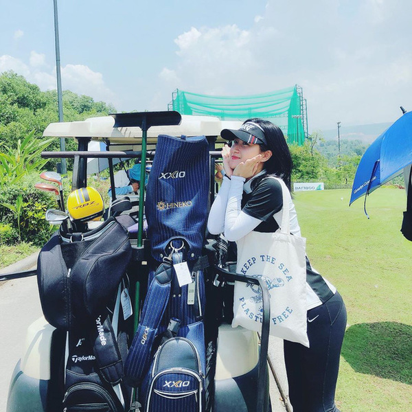 Bạn gái Huy Hùng gia nhập hội gái xinh có điều kiện mê golf, mỗi lần ra sân là chụp đủ 7749 kiểu ảnh mới chịu - Ảnh 3.