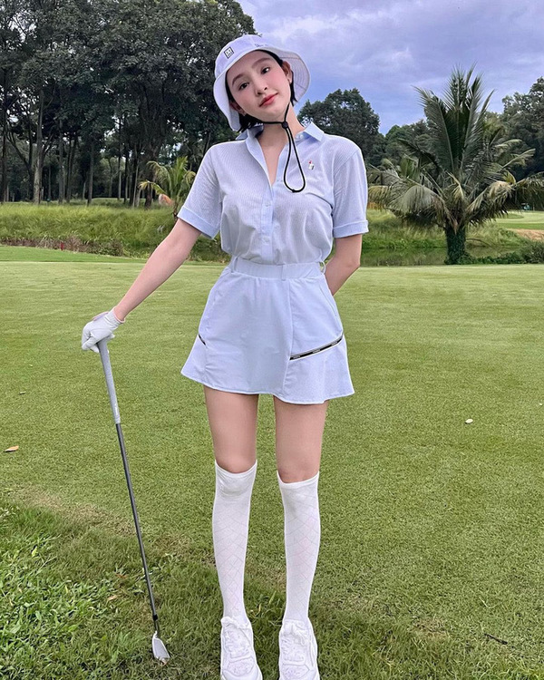 Hiền Hồ trên sân golf diện đồ ngây thơ như nữ sinh trung học: Mix toàn items basic nhưng nhìn hút mắt khó rời