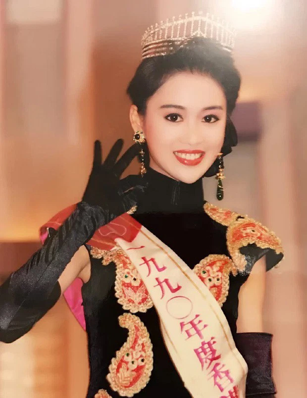 Lương Tiểu Băng đăng quang Á hậu 2 bên cạnh hoa hậu Viên Vịnh Nghi. (Ảnh: Sina)