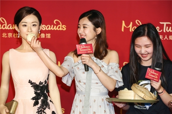 Triệu Lệ Dĩnh nhí nhảnh chụp hình bên tượng sáp "song sinh" mới ra mắt