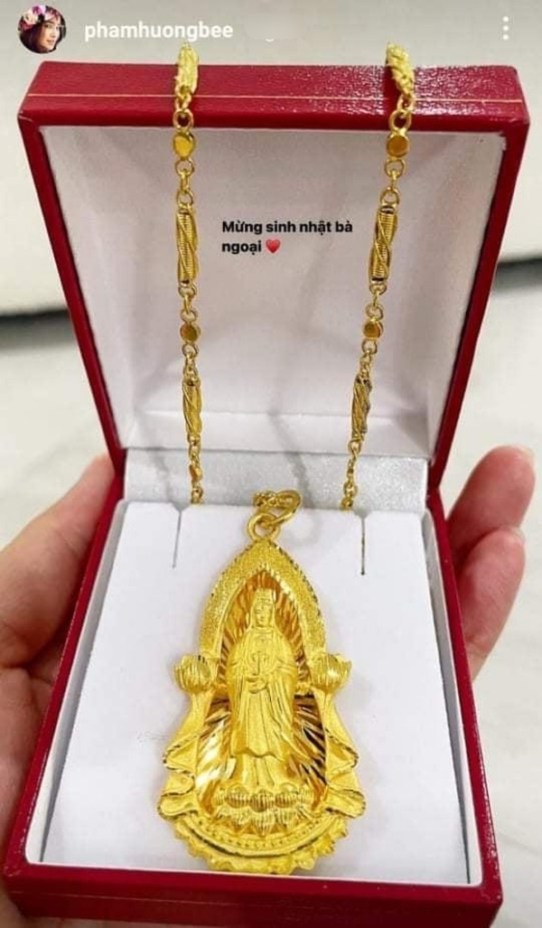  Chiếc dây chuyền vàng được Phạm Hương mua làm quà sinh nhật mẹ ruột. (Chụp màn hình Instagram phamhuongbee)