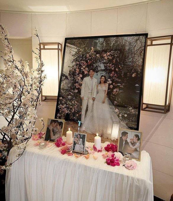  
Một góc trưng bày ảnh cưới của cặp đôi cô dâu chú rể BinJin. (Ảnh: Naver)