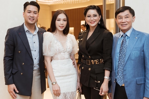 
Phillip Nguyễn - Linh Rin chụp hình cùng gia đình (Ảnh IGNV)