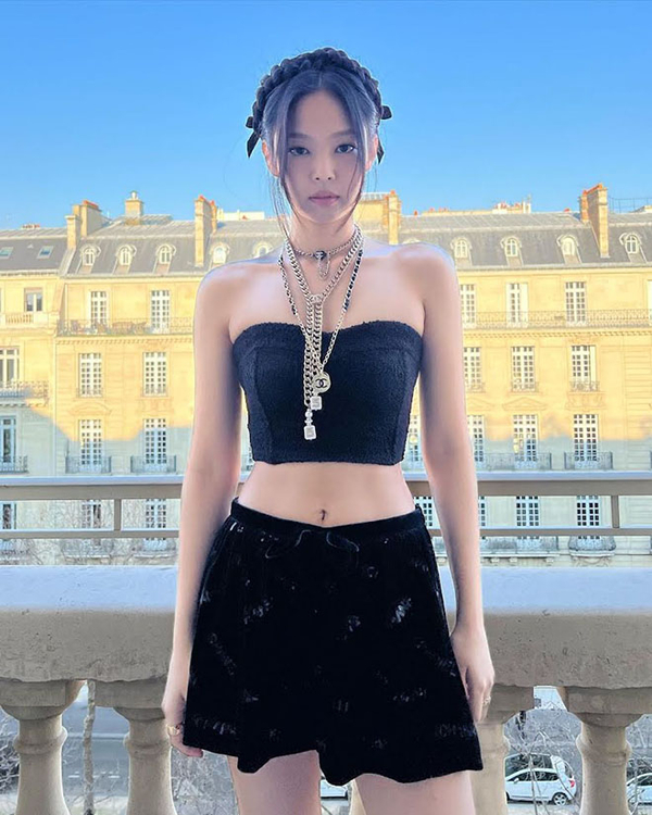 
Jennie tại Paris Fashion Week Fall Winter 2022 (Ảnh IGNV)
