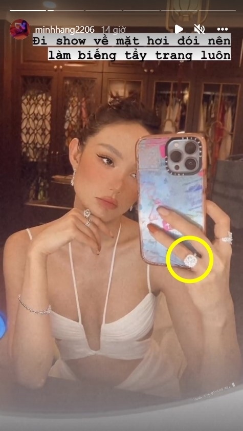 
Minh Hằng khoe cận cảnh chiếc nhẫn kim cương đính ước khiến người hâm mộ phải trầm trồ không ngớt. (Ảnh: Chụp màn hình Instagram @minhhang2206) - Tin sao Viet - Tin tuc sao Viet - Scandal sao Viet - Tin tuc cua Sao - Tin cua Sao
