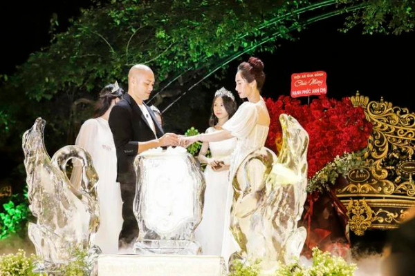  
Không gian lộng lẫy trong buổi lễ kỷ niệm 15 năm ngày cưới của cặp vợ chồng vị đại gia Hải Dương. (Ảnh: Vietnamnet)