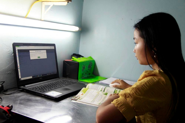Thảo Linh thường xuyên tham gia các hoạt động ngoại khóa để tích lũy kinh nghiệm. (Ảnh: Pháp luật và Đời sống)
Thảo Linh thường xuyên tham gia các hoạt động ngoại khóa để tích lũy kinh nghiệm. (Ảnh: Pháp luật và Đời sống)