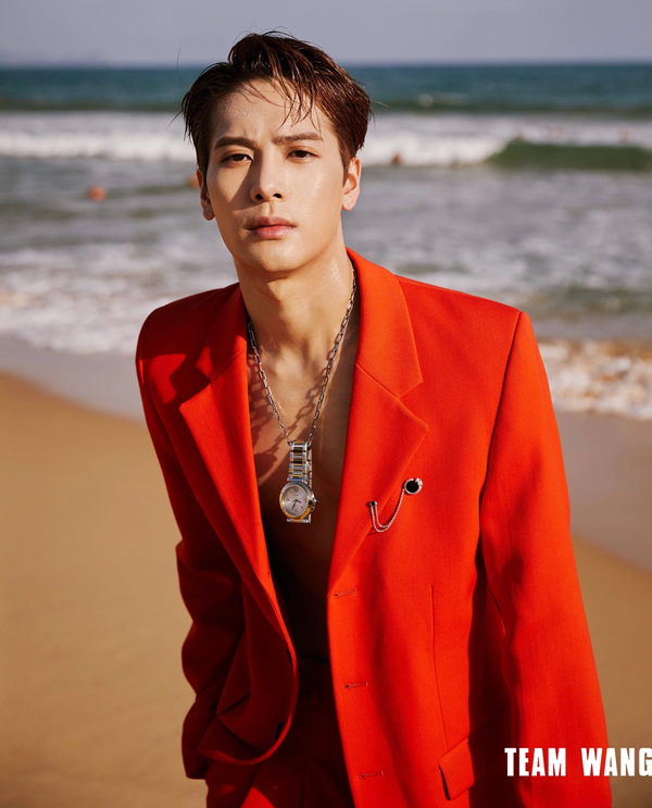  
Vương Gia Nhĩ (Jackson Wang) là rapper trong nhóm nhạc GOT7 nổi tiếng, hiện đang hoạt động ở cả hai thị trường Trung - Hàn và nhận được nhiều sự yêu thích nhờ vẻ điển trai. (Ảnh: Sina)