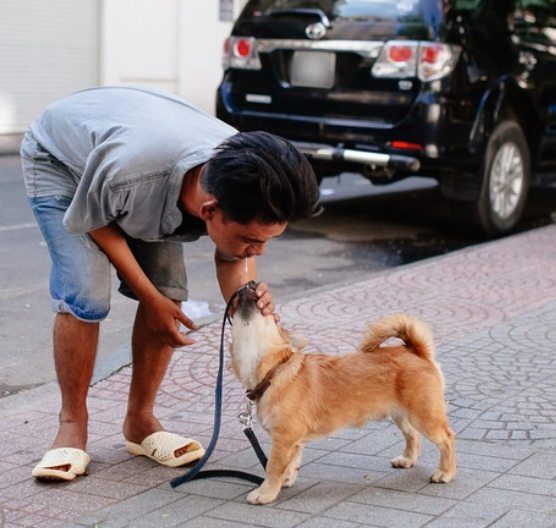 Câu chuyện về anh Ân cùng chú chó nhỏ từng lấy đi xúc cảm của nhiều người theo dõi. (Ảnh: Doanh nghiệp và Tiếp thị)
Câu chuyện về anh Ân cùng chú chó nhỏ từng lấy đi xúc cảm của nhiều người theo dõi. (Ảnh: Doanh nghiệp và Tiếp thị)