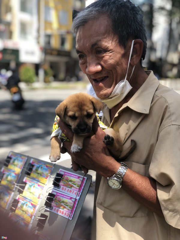 Kể từ khi có Vui, cuộc sống của ông đã trở nên vui vẻ như trước. (Ảnh: Zing News) cu ong ban ve so cung cho cung anh 5