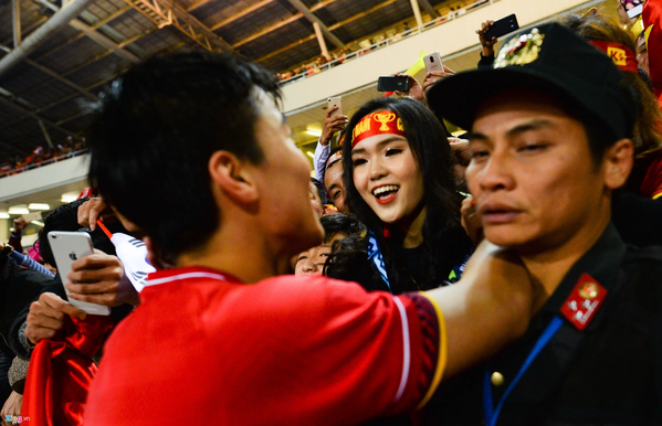  
Duy Mạnh ôm bạn gái khi trận đấu kết thúc. (Ảnh: Zingnews)