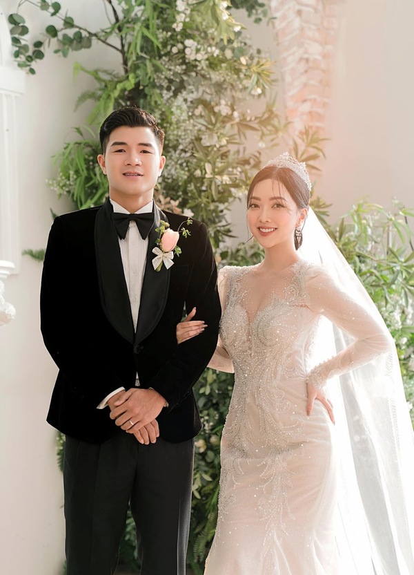  
Cả hai chính thức tổ chức đám cưới tại quê nhà Đức Chinh ngày 8/5 vừa qua. (Ảnh: FB Hà Đức Chinh)