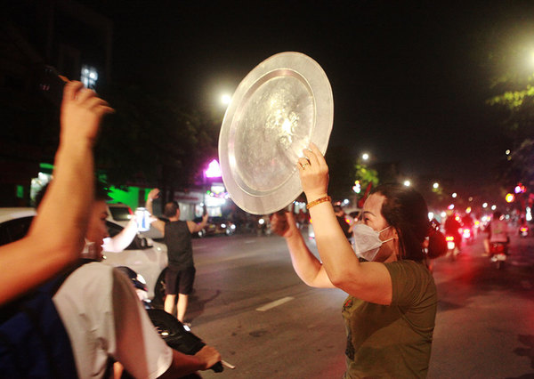 U23 Việt Nam vào chung kết, fan mang cả mâm, xoong nồi… ra đường đi “bão” - 7