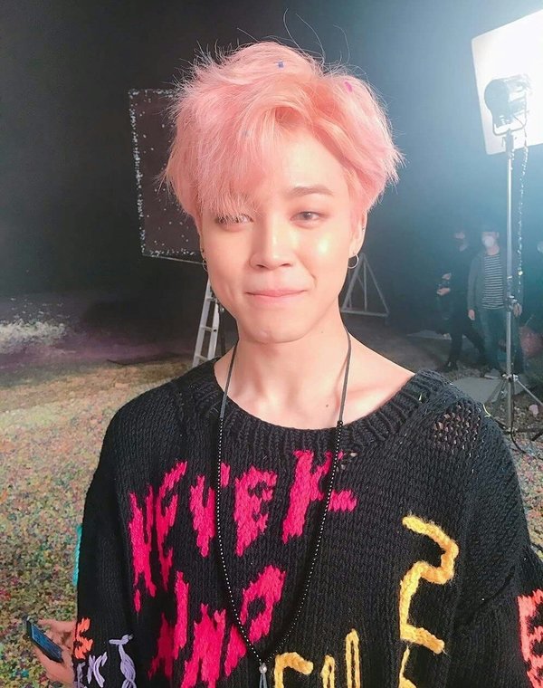 Khi sao nam Hàn đổi phong cách với tóc hồng: Jimin (BTS) lạ lẫm Khi sao nam Hàn đổi phong cách với tóc hồng: Jimin (BTS) lạ lẫm