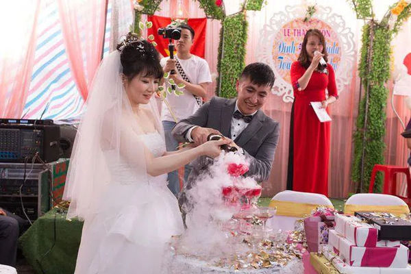  
Đám cưới được tổ chức ở quê nhà chú rể với phong cách đậm chất Việt Nam. (Nguồn: Báo mới)