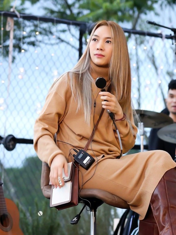    Lần mix & match xứng đáng điểm 10 của chị đẹp với trang phục tông nâu ấm (Ảnh FBNV)