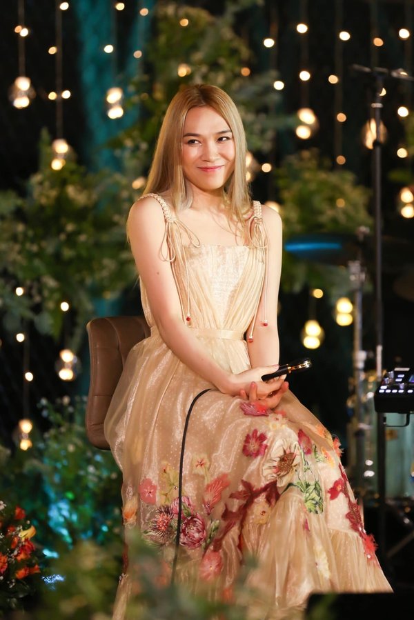    Nữ ca sĩ e ấp tựa như một đóa hoa mỏng manh, nhẹ nhàng (Ảnh FBNV)