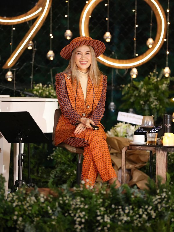    Còn khoảnh khắc này của Mỹ Tâm là sự cá tính, thời thượng (Ảnh FBNV)