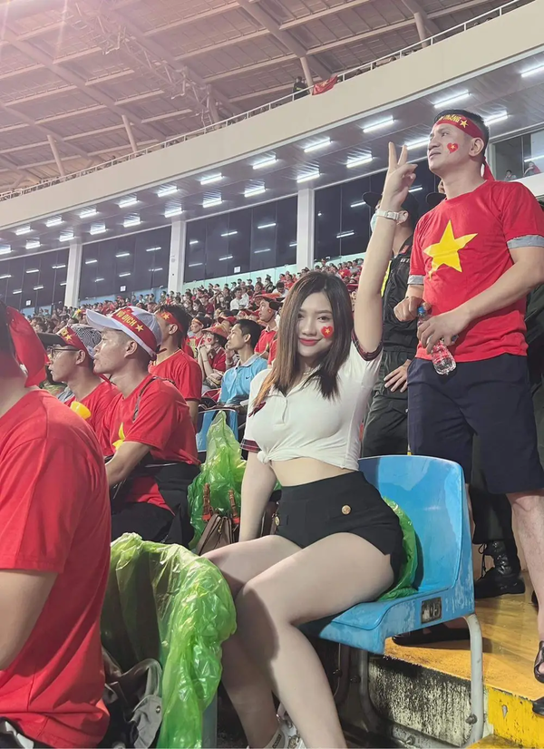  
Hình ảnh Thanh Dung khi đi cổ vũ cho tuyển Việt Nam được lan truyền chóng mặt trên mạng xã hội nhờ vẻ ngoài xinh xắn và vóc dáng bốc lửa. (Ảnh: FB Hoàng Thanh Dung)