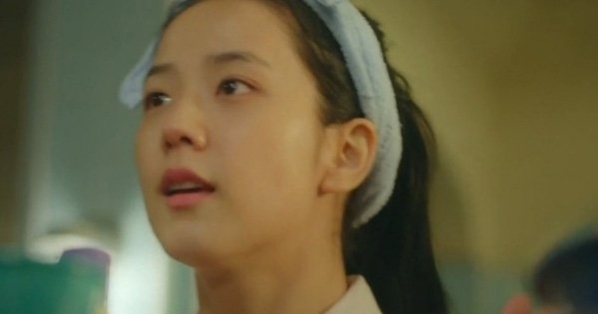 
Jisoo khoe trọn vẻ cực phẩm với gương mặt mộc trên phim (Ảnh Naver)