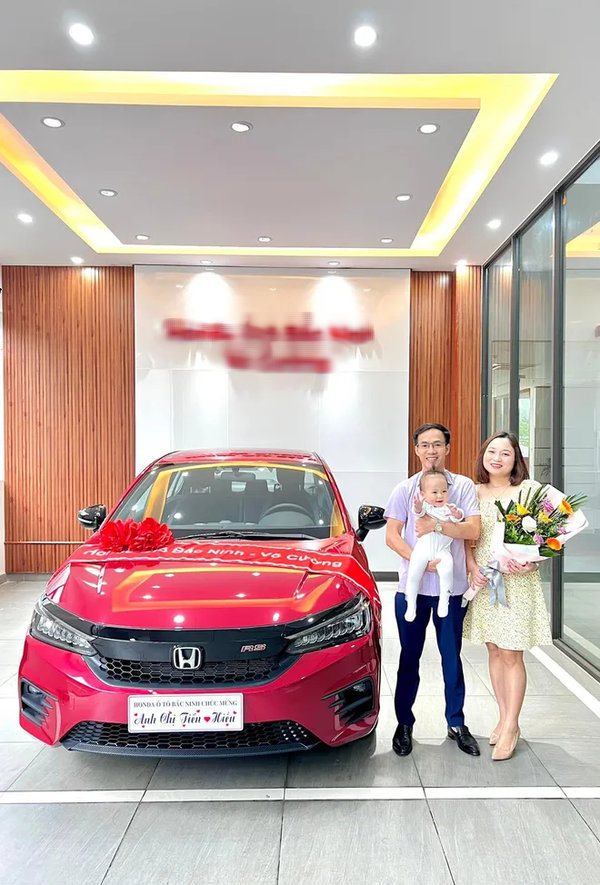  
Chị Hiền cùng chồng và con mình đi mua xe ô tô. (Ảnh: FB Ngô Thị Hiền)
