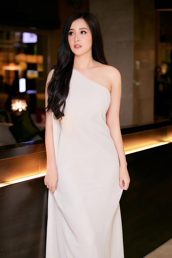  極簡主義的白色裝束讓 Mai Phuong Thuy 脫穎而出（圖片 FBNV）