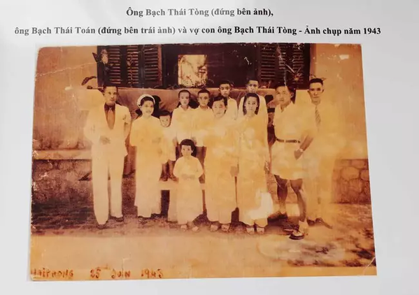  Gia đình của ông Bạch Thái Tòng trong một bức ảnh kỷ niệm được chụp vào năm 1943. (Ảnh: 2sao)