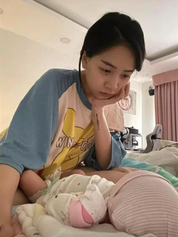    Joyce Phạm với hình ảnh giản dị ngồi trông con gái mới sinh. (Ảnh: IG joyce.pham1106)