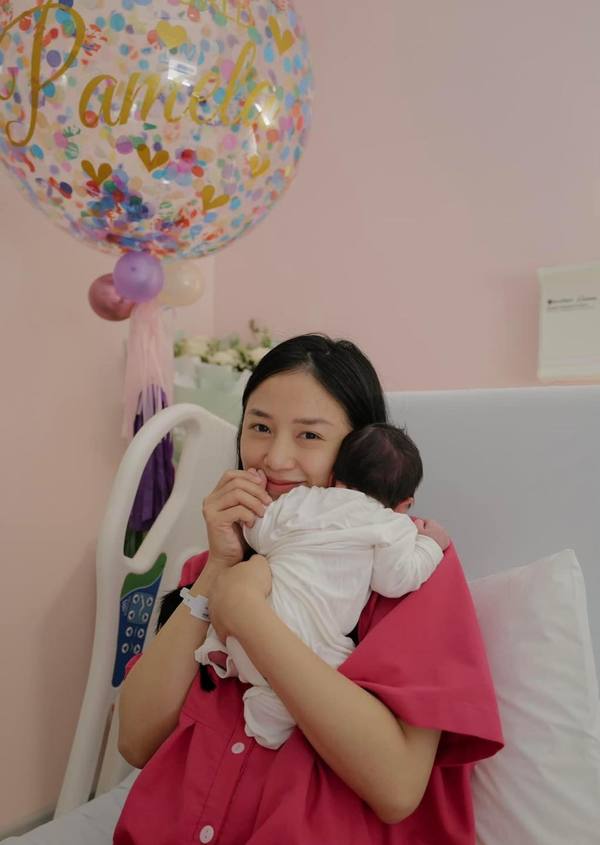    Salim hạ sinh con gái đầu lòng, chính thức gia nhập hội bỉm sữa. (Ảnh: FB Salim)