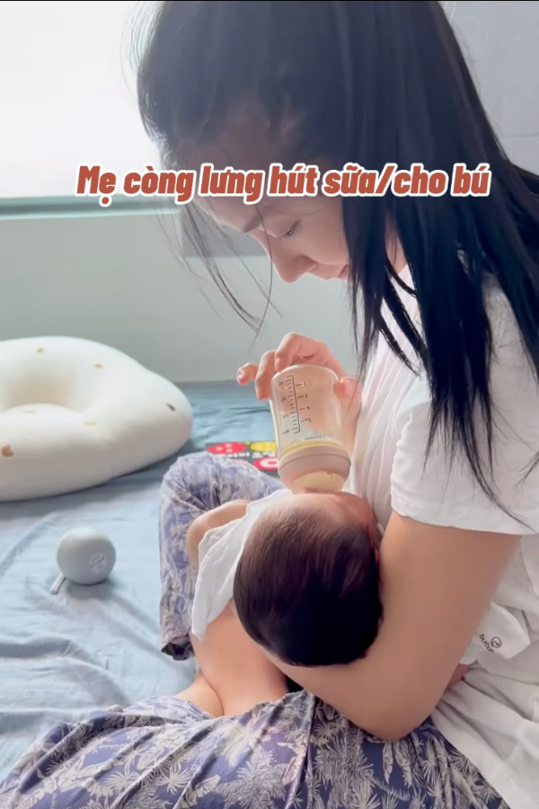    Cô nàng bận rộn với công việc "mẹ bỉm sữa". (Ảnh: FB Ngân Kim Hoàng)