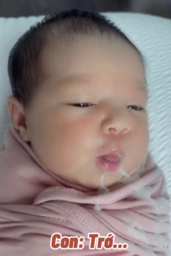    Mẹ Salim còng lưng hút sữa nhưng đáng buồn rằng con gái lại nôn trớ ra hết. (Ảnh: FB Ngân Kim Hoàng)