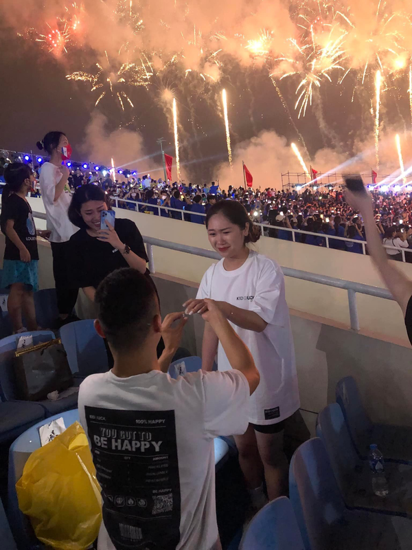  
Màn cầu hôn cực lãng mạn trong khung cảnh pháo hoa ngập trời của buổi lễ khai mạc SEA Games 31. (Ảnh: FB Mai Anh)