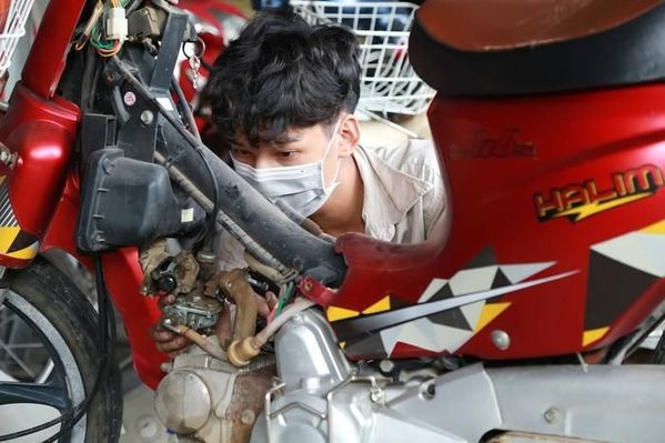  
Thiện Tín luôn tự hào về công việc sửa xe miễn phí của mình. (Ảnh: Sao Star)