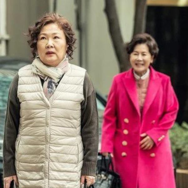 Diễn viên Kim Hae Sook đảm nhận vai Park Seon-ja, một người mẹ đơn thân một mình nuôi 3 cô con gái khôn lớn. (Ảnh: Báo Tiền Phong)