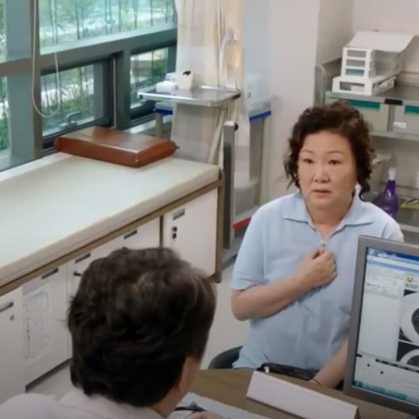 Bà Nga phiên bản Hàn sững sờ khi hay tin mình mắc ung thư giai đoạn cuối. (Ảnh: Tư liệu phim)