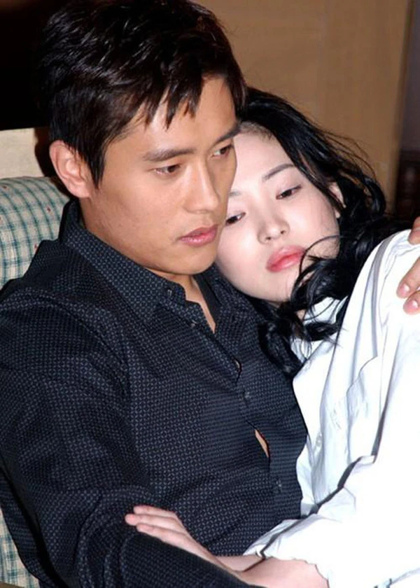  
Khi còn mặn nồng với Song Hye Kyo, Lee Byung Hun cũng từng vướng nghi vấn không chung thủy. (Ảnh: Pinterest)