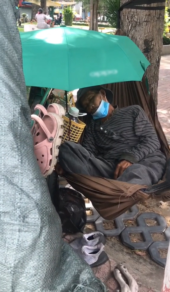  
Một người đàn ông khác trên đường phố Sài Gòn, dù đã lớn tuổi nhưng vẫn phải kiếm cơm từng ngày. (Ảnh: Chụp màn hình video TikTok Ly Ly)