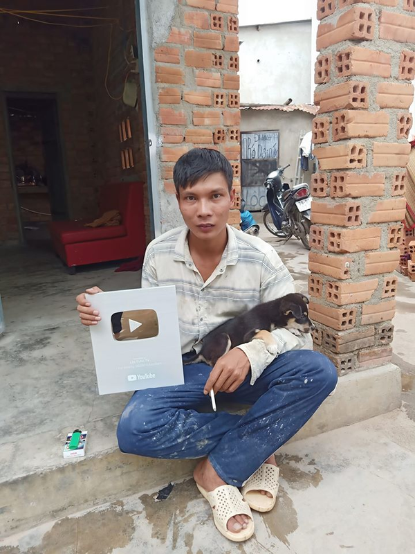 
Lộc Fuho “đổi đời” nhờ những video chia sẻ cuộc sống, livestream dạy công việc phụ hồ trên YouTube và Facebook. (Ảnh: FB Lộc Fuho)