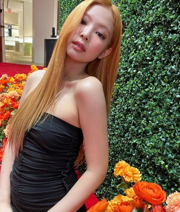    Thần thái sang chảnh của Jennie có thể cân trọn mọi màu tóc "khó nhằn" (Ảnh IGNV)