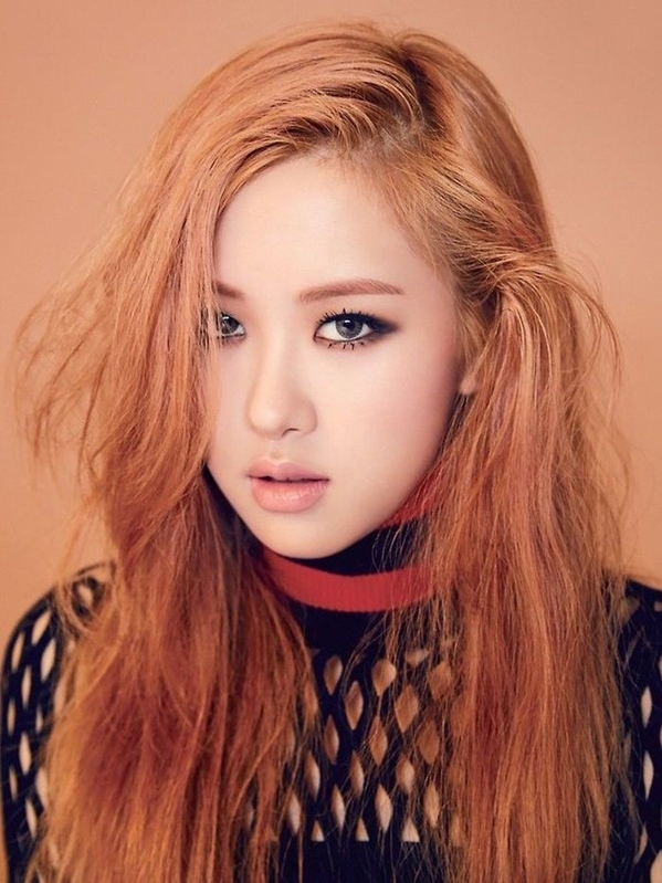    Rosé có khoảng thời gian thử sức với màu tóc cam (Ảnh Naver)